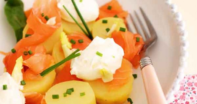 Ensalada de patata, salmón y creme fraîche