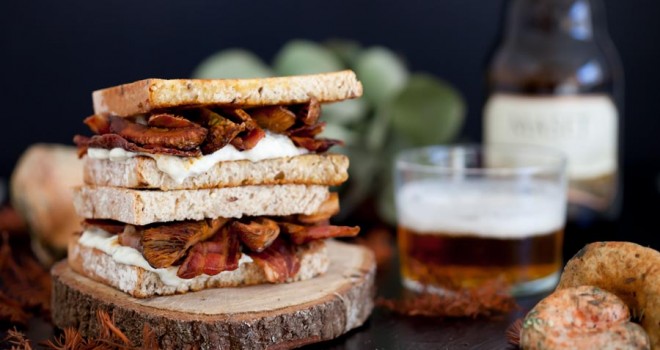 Bocadillo de bacon, rovellons y crema de queso