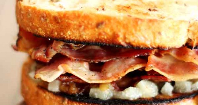 Sandwich de bacon con cebolla caramelizada y dados de Boffard