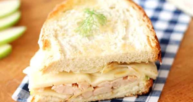 Sandwich de pollo, manzana, queso e hinojo